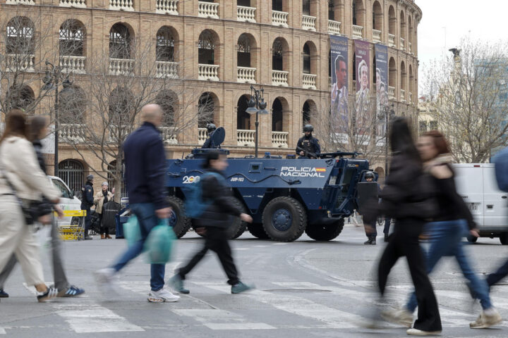 Desplegament de la policia espanyola a València durant les falles passades (fotografia: Efe/Manuel Bruque).