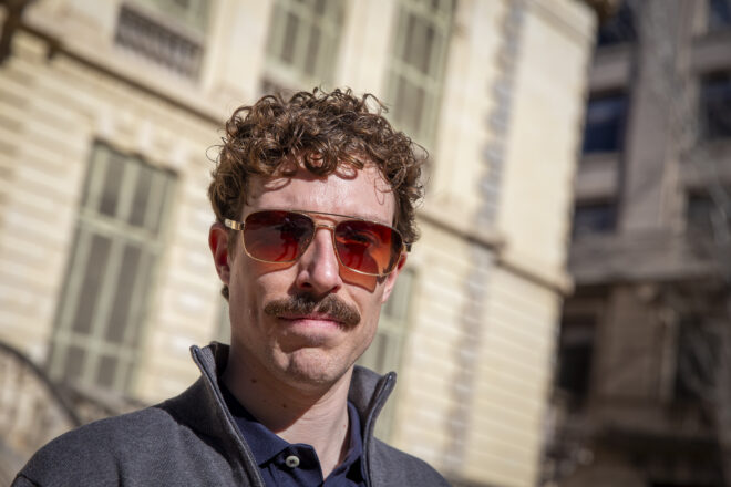 Roger Bastida: “Els barcelonins podem passejar pel passeig de Gràcia, però no comprar-hi”