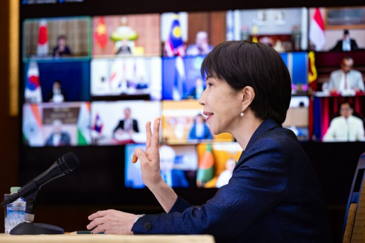 La primera ministra del Japó, Sanae Takaichi, durant una conferència a Tòquio, abans-d'ahir (fotografia: gabinet de premsa del govern del Japó/Efe).