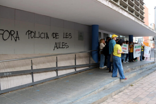 Protesta davant els instituts Eugeni d’Ors i Margarida Xirgu de l’Hospitalet contra l’arribada de mossos de paisà