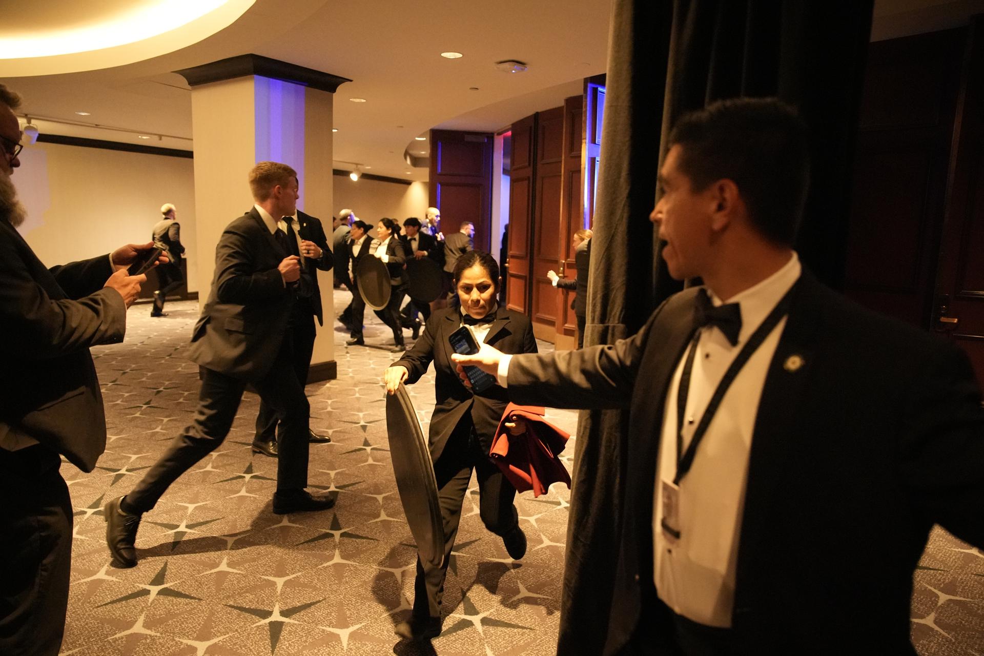 El servei secret mira de posar ordre després dels trets (fotografia: Iuri Gripas).