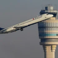 Cancel·lacions, recàrrecs i augments de preu: la guerra de l’Iran posa el sector de l’aviació de cap per avall a les portes de l’estiu