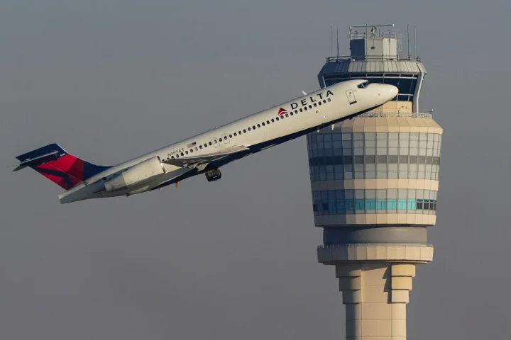 Un avió de l'aerolínia nord-americana Delta s'enlaira a l'aeroport d'Atlanta, als Estats Units (fotografia: Elijah Nouvelage/Bloomberg).