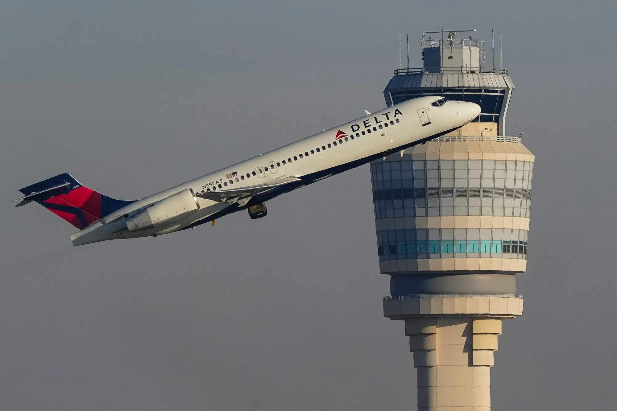 Un avió de l'aerolínia nord-americana Delta s'enlaira a l'aeroport d'Atlanta, als Estats Units (fotografia: Elijah Nouvelage/Bloomberg).