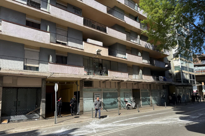 Un incendi en un bloc Girona deixa tretze intoxicats per fum