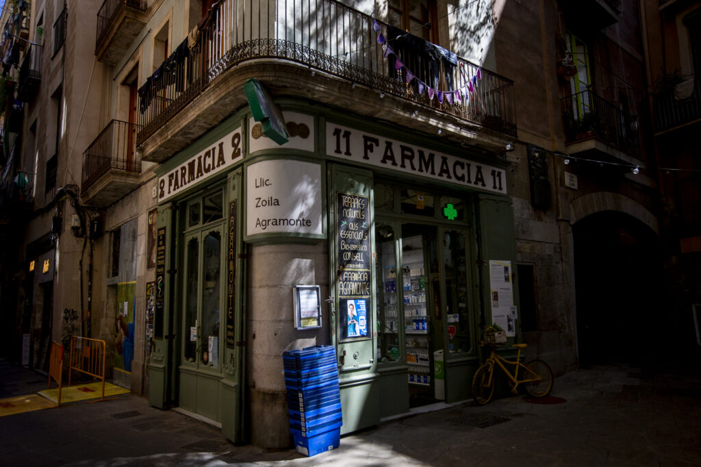 Paracetamol en una farmàcia singular i amb parets centenàries