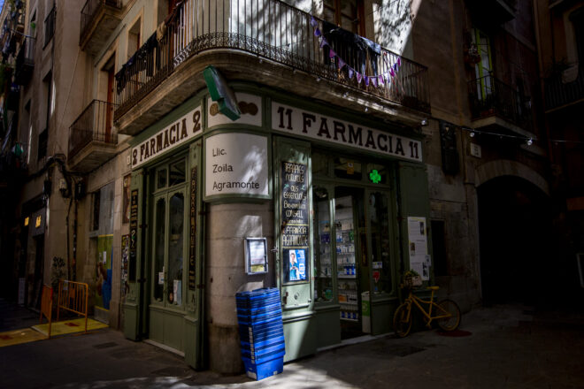 Paracetamol en una farmàcia singular i amb parets centenàries