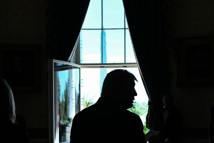 El president dels Estats Units, Donald Trump, a la Sala Blava abans de sortir al balcó per adreçar-se a la multitud durant l'anual Easter Egg Roll a la Casa Blanca (fotografia: Brendan Smialowski).