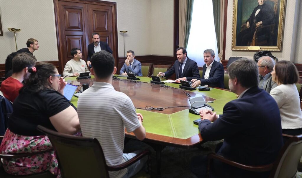 Els usuaris de Rodalia diuen que Puente els ha promès de desencallar estudis d’obres pendents