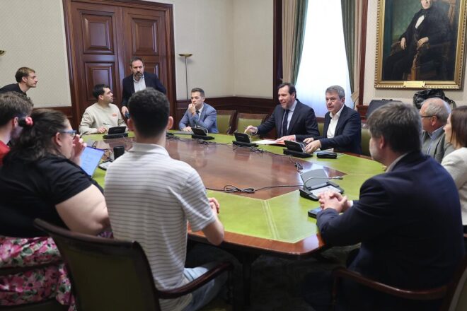 Els usuaris de Rodalia diuen que Puente els ha promès de desencallar estudis d’obres pendents