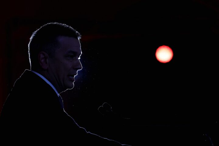 El cap del PSD, Sorin Grindeanu, ahir al vespre, durant la conferència de premsa en què anuncià la retirada del suport del partit al primer ministre Ilie Bolojan (fotografia: Robert Ghement/Efe).
