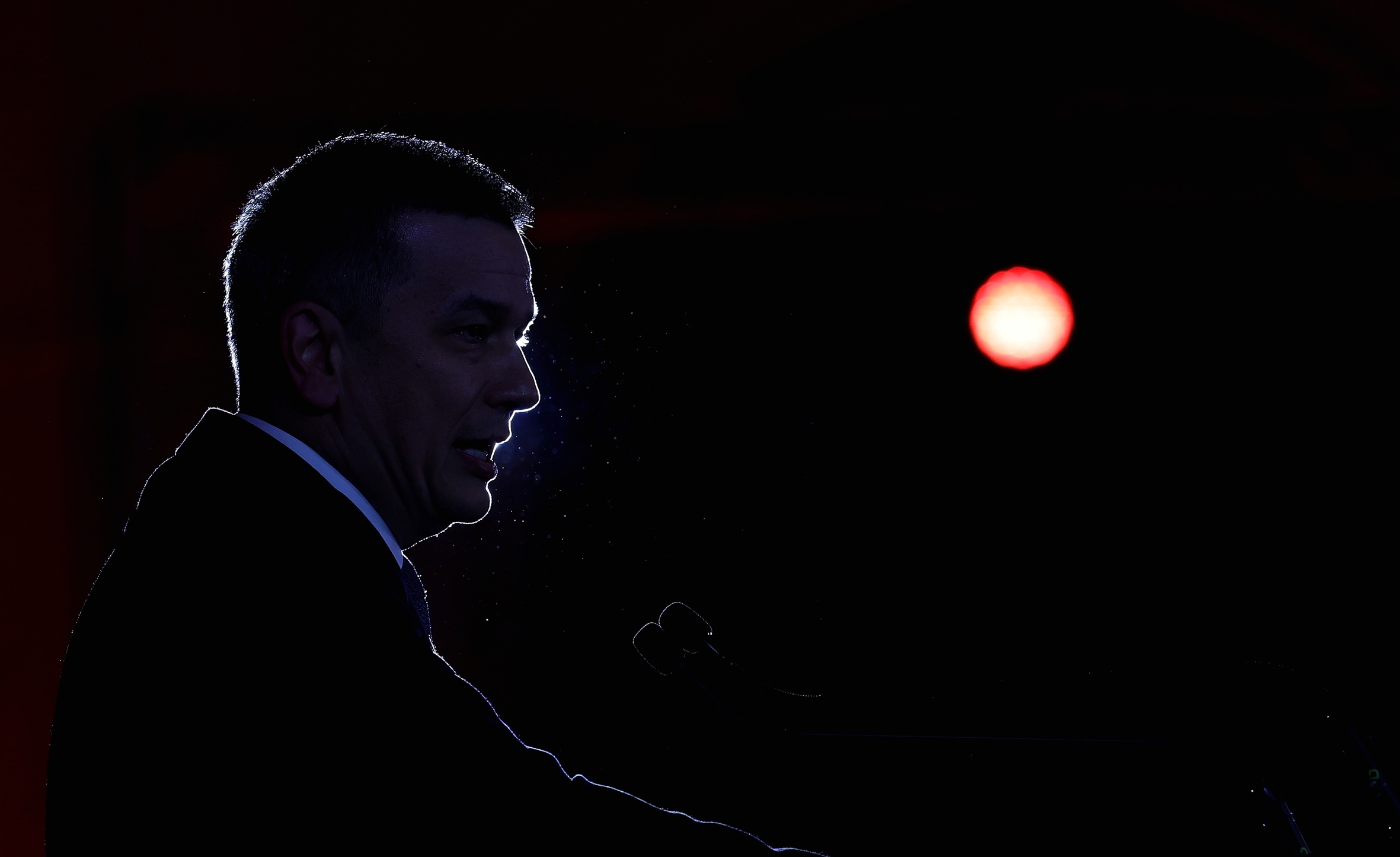 El cap del PSD, Sorin Grindeanu, ahir al vespre, durant la conferència de premsa en què anuncià la retirada del suport del partit al primer ministre Ilie Bolojan (fotografia: Robert Ghement/Efe).