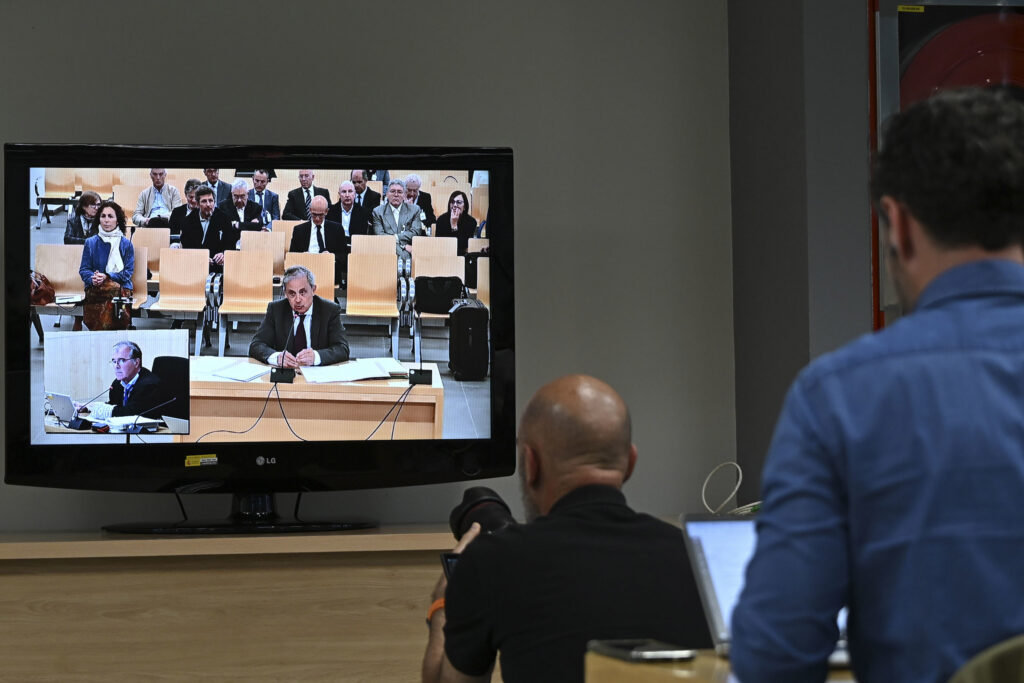 Un Lamborghini Miura i un home cansat, i entremig una trituradora