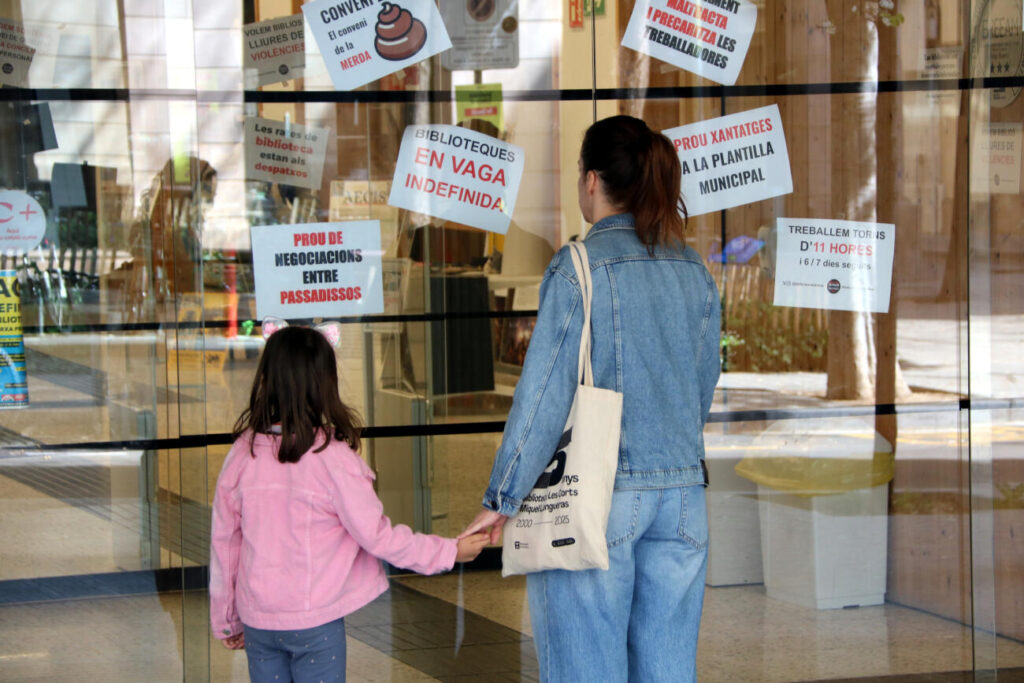 Els treballadors de les biblioteques de Barcelona es manifesten per unes millores laborals