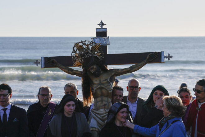 La Setmana Santa Marinera de València recorda els mariners i confrares difunts a la vora de la platja
