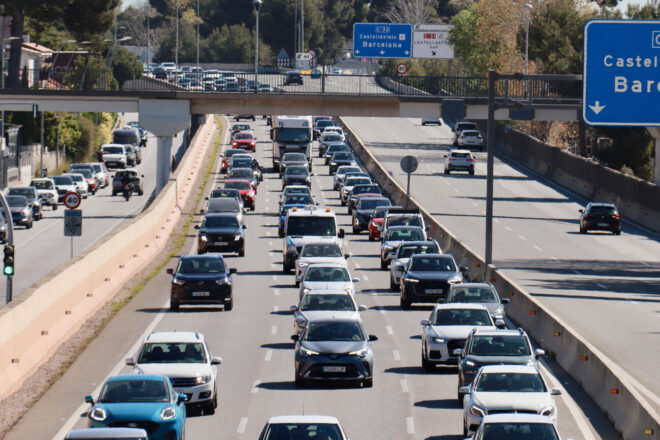 Es complica l’operació sortida: un accident a la AP-7 causa cues de 14 quilòmetres a l’Alt Penedès