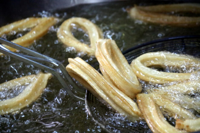 “No es pot deixar perdre aquesta tradició”: joves emprenedors reobren xurreries en llocs on havien desaparegut