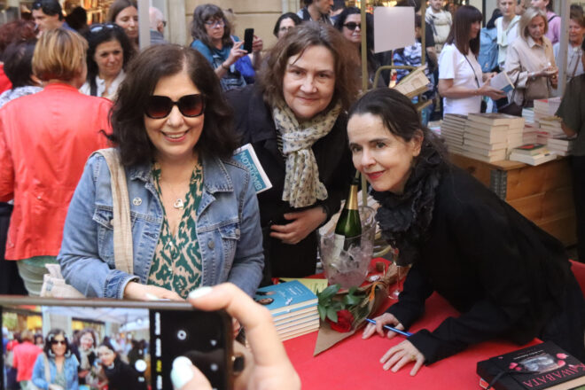 Escriptors internacionals descobreixen la fal·lera pels llibres el dia de Sant Jordi a Barcelona: “S’hauria d’exportar”