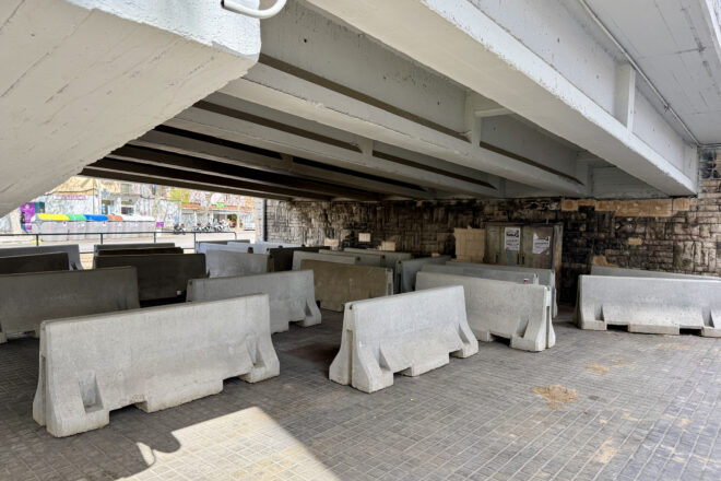 Badalona instal·la blocs de formigó on hi havia els desallotjats del B9