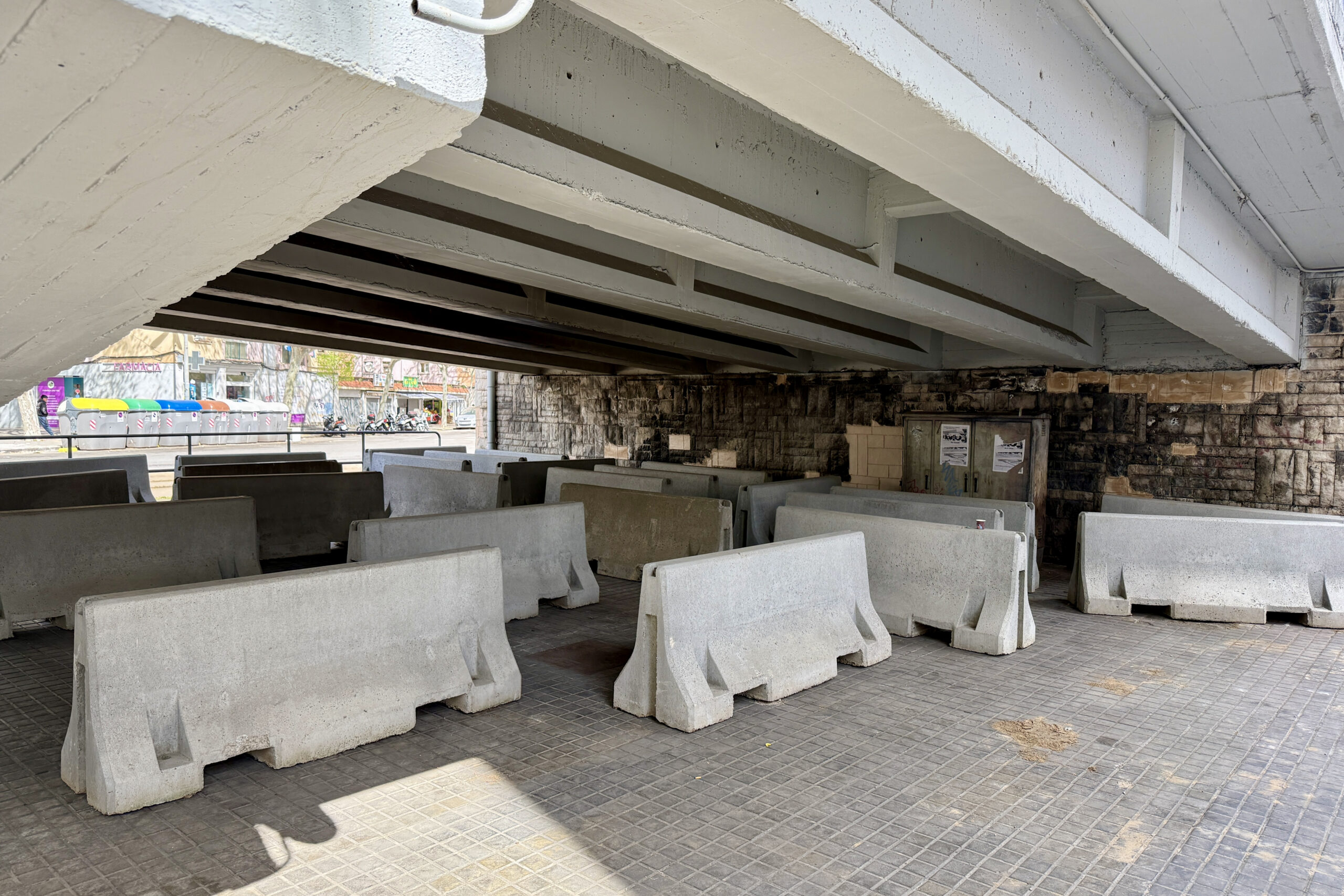 Blocs de formigó sota el pont de la C-31 (fotografia: ACN / Jordi Pujolar).