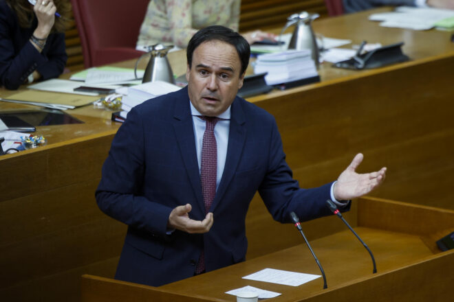 Pérez Llorca intenta aigualir a les Corts  l’exigència de la ‘prioritat nacional’, però Vox el colla fort i li recorda què significa