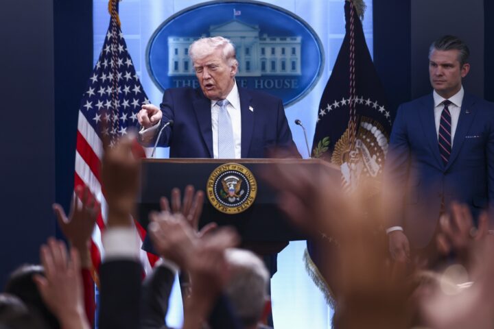 El president dels Estats Units, Donald Trump (esquerra), respon a les preguntes dels mitjans durant una conferència de premsa sobre la guerra de l'Iran a la Casa Blanca, abans-d'ahir (fotografia: Jim Lo Scalzo/Efe).