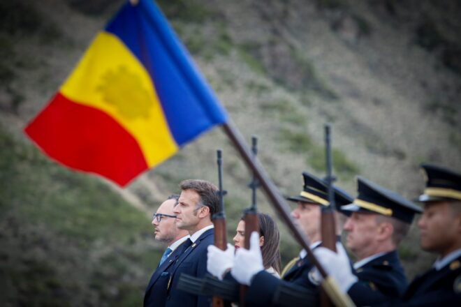 [VÍDEO EN DIRECTE] Macron aterra a Andorra enmig d’una gran expectació i el país mig aturat