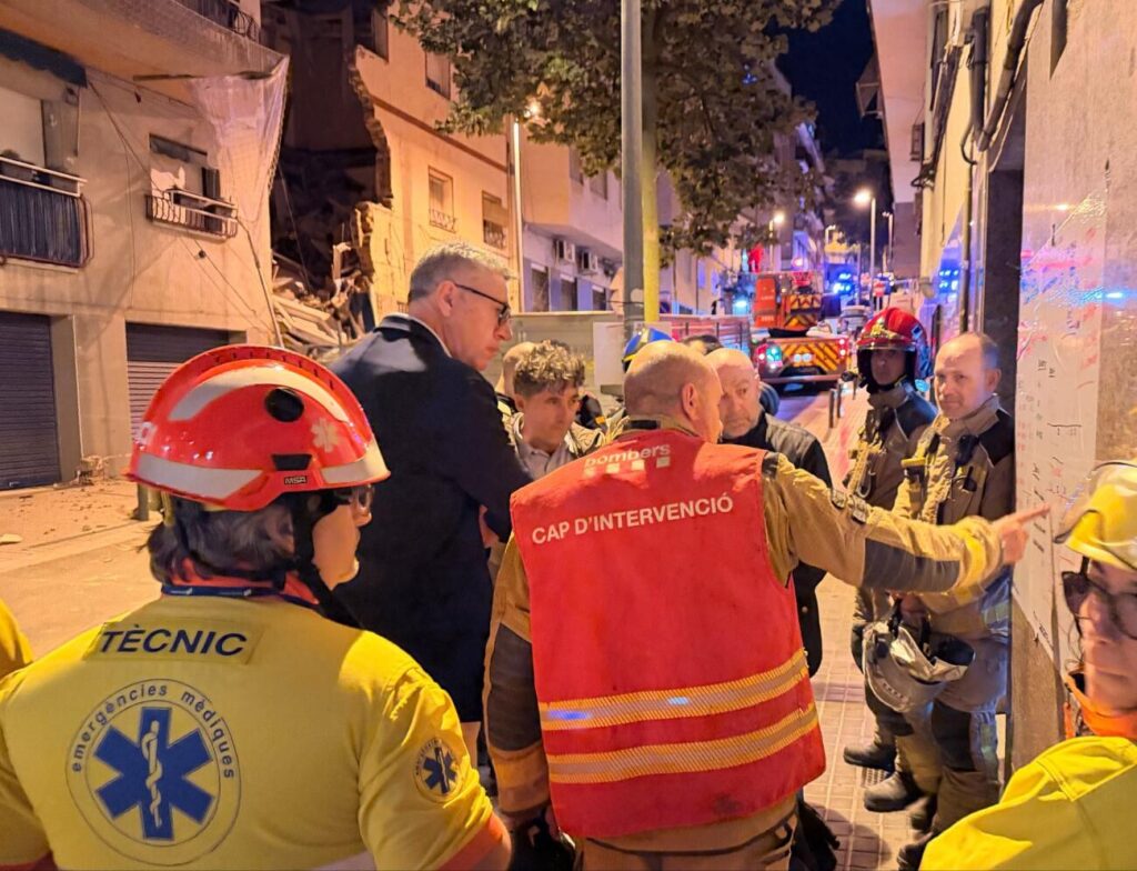 Desallotgen una trentena de persones a Badalona per l’esfondrament d’un edifici abandonat