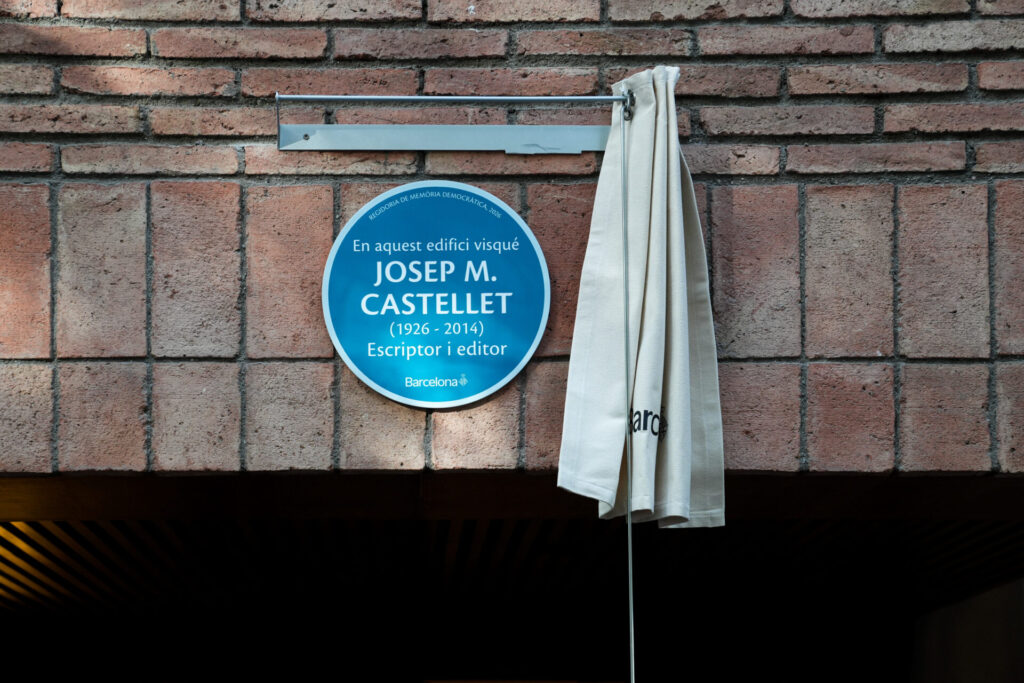Barcelona homenatja Josep Maria Castellet amb una placa a la façana de casa seva