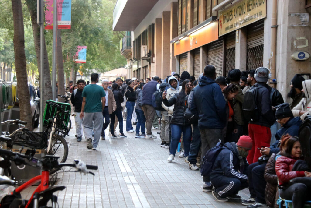 Nova jornada de cues per a la regularització extraordinària de migrants a Barcelona