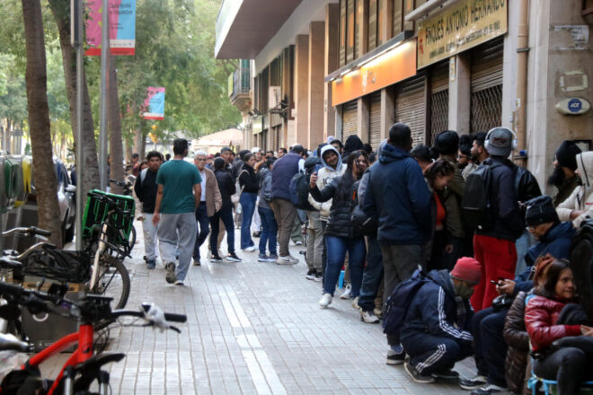 Nova jornada de cues per a la regularització extraordinària de migrants a Barcelona