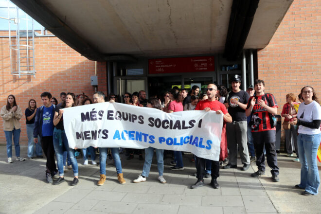 Protesta de docents a Vic contra la presència de mossos de paisà als instituts