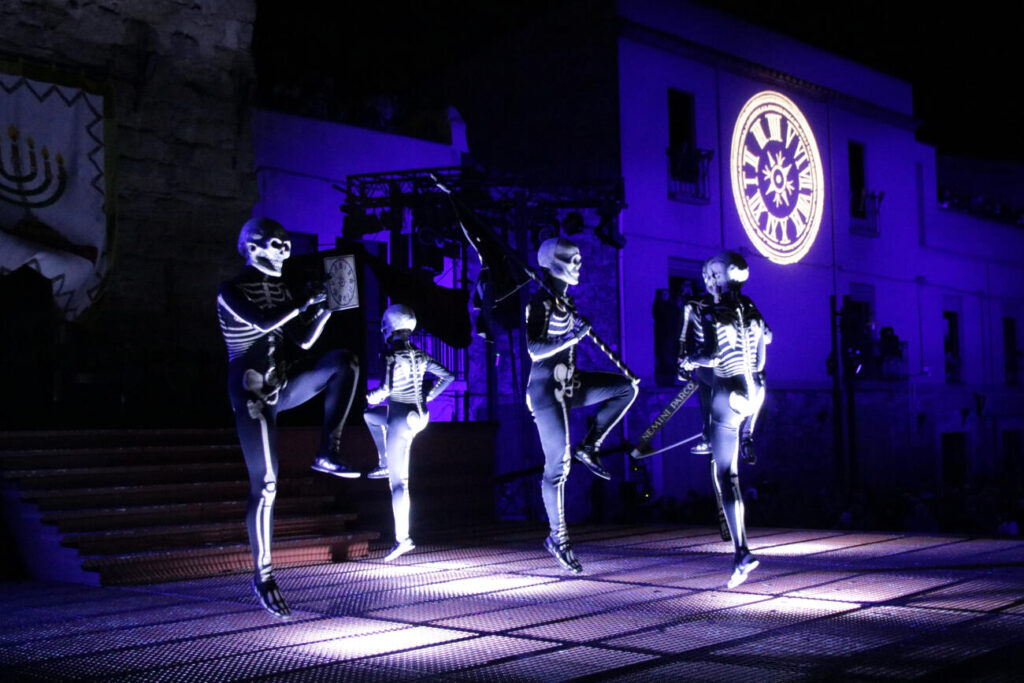 Verges omple els carrers per la Dansa de la Mort del Dijous Sant