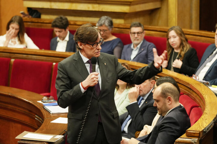 El president de la Generalitat, Salvador Illa, en la sessió de control al parlament (fotografia: ACN).