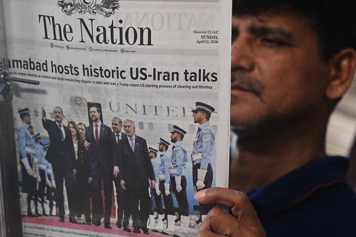Un home llegeix les notícies sobre la cimera en un diari del Paquistan (fotografia: Shahzaib Akber).
