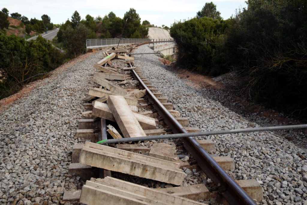 Activistes de Revoltes de la Terra desmunten les vies del tren entre la mina de Súria i el port de Barcelona per boicotejar l’ICL