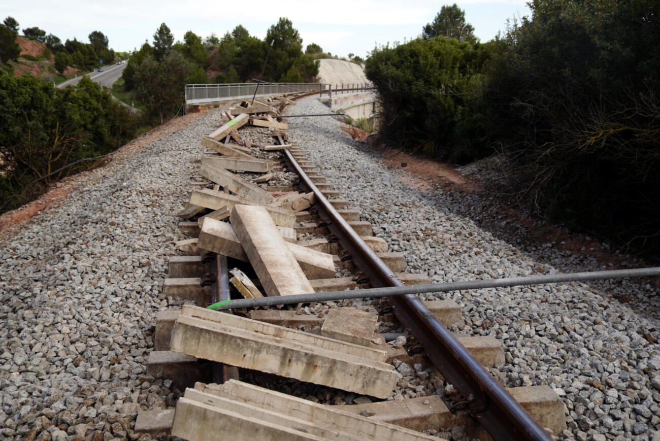 Activistes de Revoltes de la Terra desmunten les vies del tren entre la mina de Súria i el port de Barcelona per boicotejar l'ICL