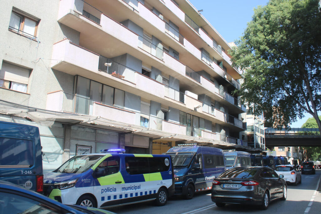 Desallotgen una cinquantena de persones de l’edifici ocupat de la Ronda de Ferran Puig de Girona