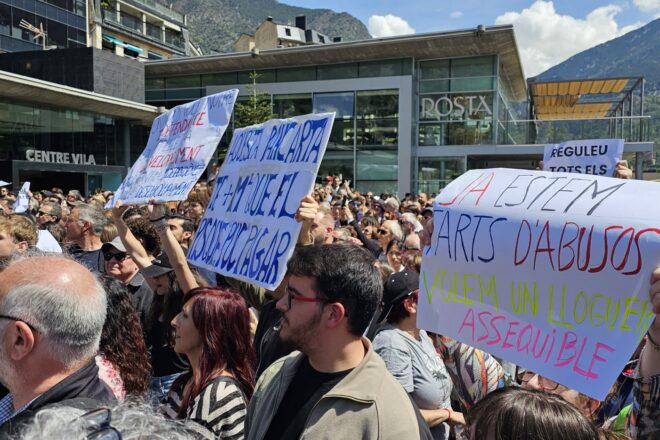 Protestes contra la política d’habitatge durant el discurs d’Espot a la plaça del Poble