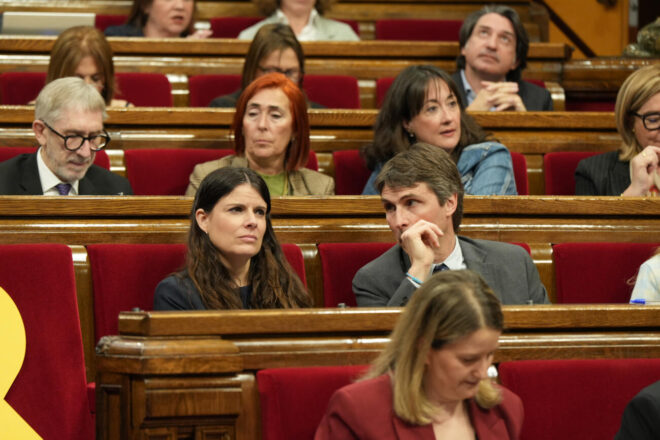 Junts acusa Illa de ser còmplice de l’emergència del català i li reclama un “canvi de rumb urgent”