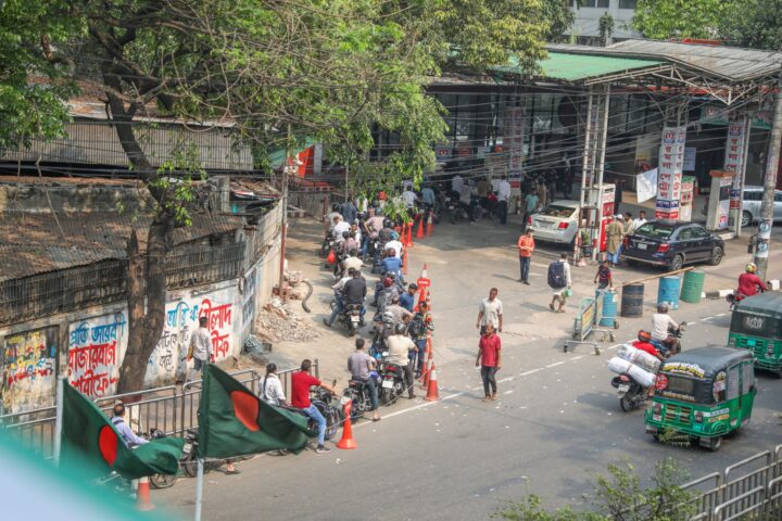Cua de motoristes per a omplir el dipòsit en una benzinera de Dhaka, la capital de Bangladeix, a final de març (fotografia: Monirul Alam/Efe).