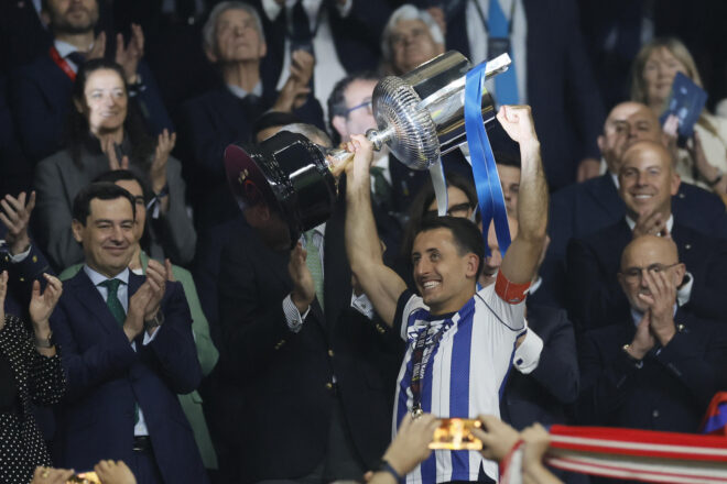 [VÍDEO] El capità de la Reial Societat ignora Ayuso i Bonilla en la celebració de la copa de futbol