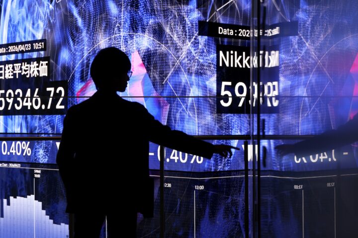 Un home segueix els resultats del Nikkei, l'índex borsari japonès, que ahir superà els 60.000 punts per primera volta a la història (fotografia: Frank Robichon/Efe).