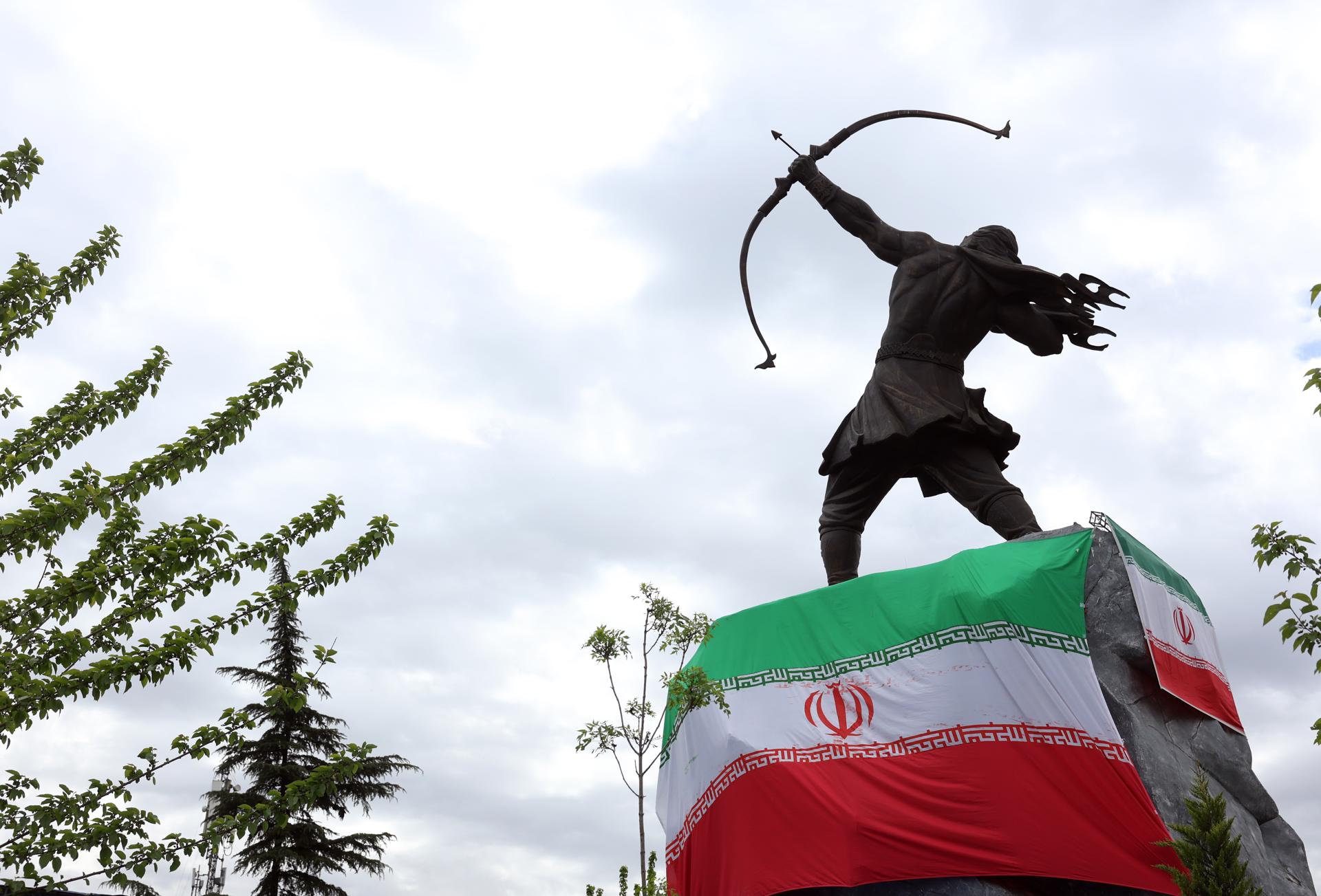 Banderes iranianes en una plaça de Teheran, ahir (fotografia: Abedin Taherkenareh).