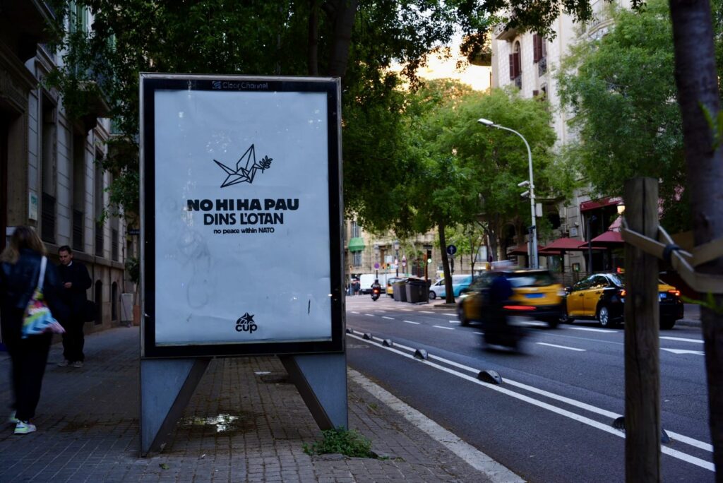 “No hi ha pau dins l’OTAN”: la CUP omple Barcelona de missatges coincidint amb la cimera de dirigents progressistes