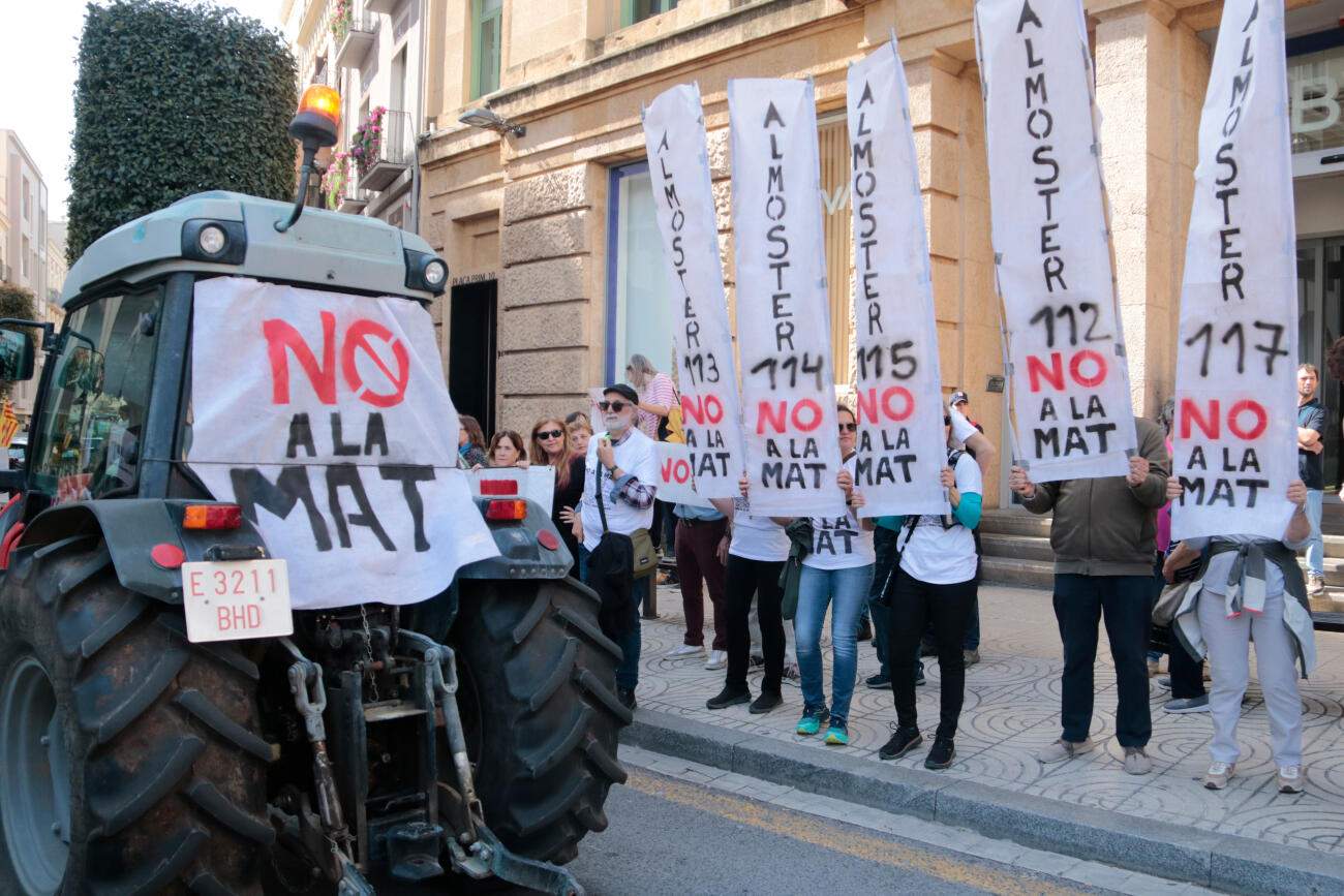 “És innecessària i no la volem”: els veïns planten cara a la MAT Escatró-la Secuita amb una mobilització a Reus