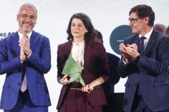 L'escriptora argentina Samanta Schweblin, guanyadora del premi AENA, enmig de Maurici Lucena, president de l'organisme, i Salvador Illa, president de la Generalitat.