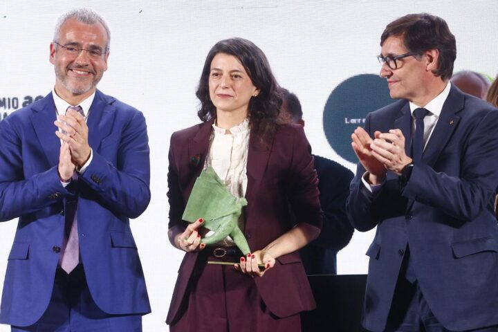 L'escriptora argentina Samanta Schweblin, guanyadora del premi AENA, enmig de Maurici Lucena, president de l'organisme, i Salvador Illa, president de la Generalitat.
