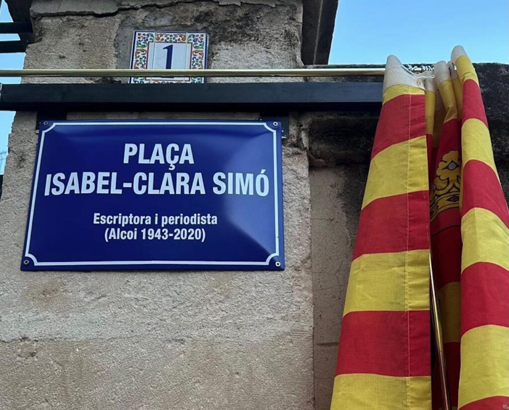 Alcoi dedica una plaça a Isabel-Clara Simó