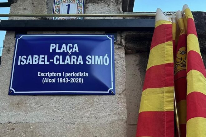 Alcoi dedica una plaça a Isabel-Clara Simó